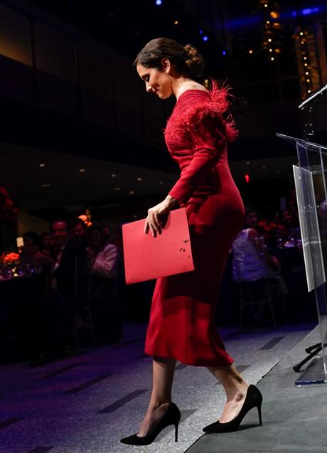 Isabel Díaz Ayuso con un vestido rojo de Victoria Collection. Foto: Gtres.