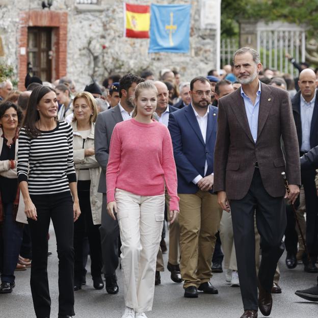 Los reyes Felipe y Letizia, junto a la princesa Leonor en tierras asturianas. 