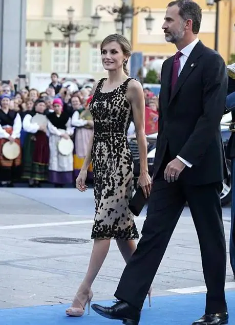 La reina Letizia con vestido bordado en los Premios Princesa de Asturias 2016.