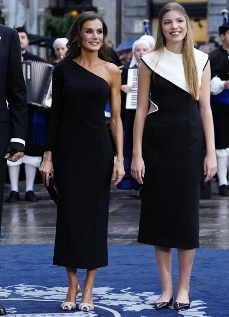 Letizia con un vestido de Carolina Herrera junto a la reina Sofía. /LIMITED PICTURES