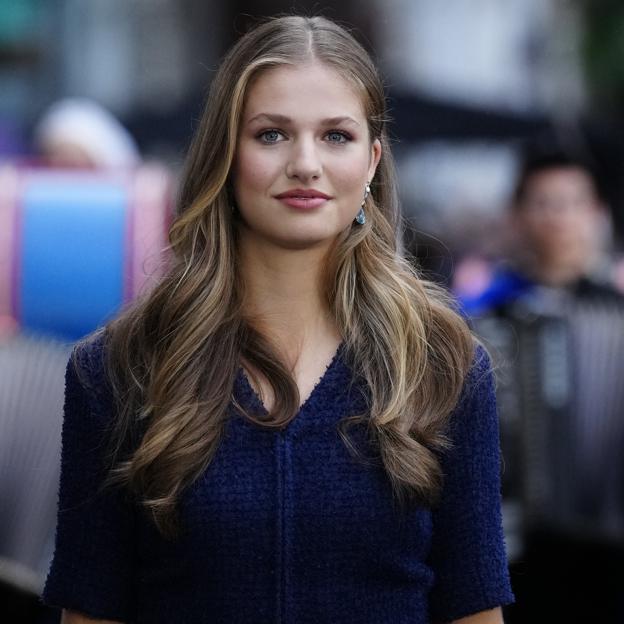 Leonor, guapísima (y más adulta que nunca) en los Premios Princesa de Asturias con un vestido azul muy especial y unos pendientes de Letizia