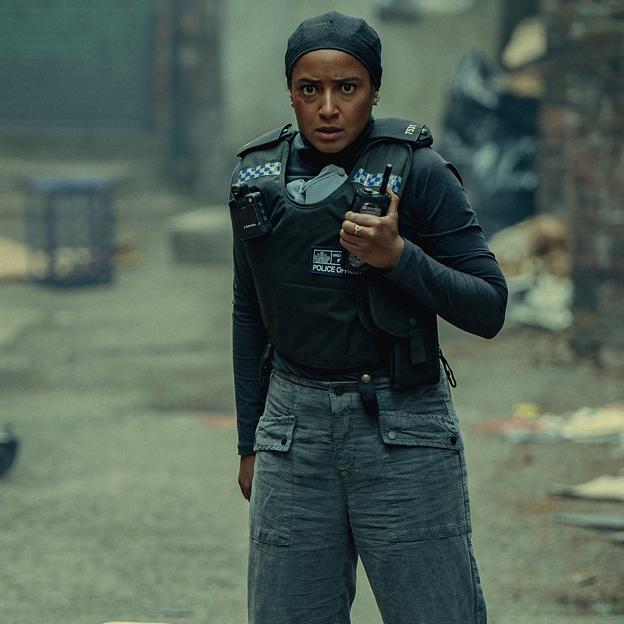 Amaka Okafor como la agente Shahara Hasan en una imagen de la serie de Neflix, Cadáveres.