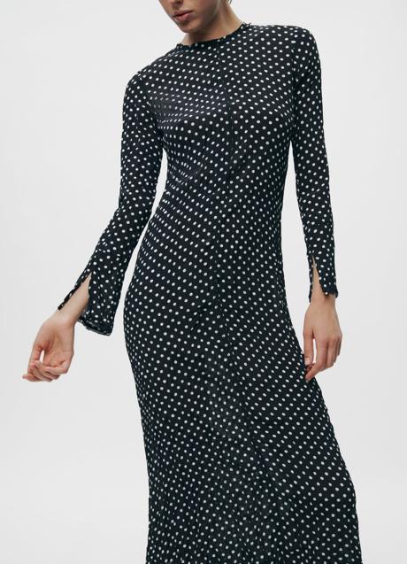 Vestido con estampado de lunares de Zara (39,95 euros)