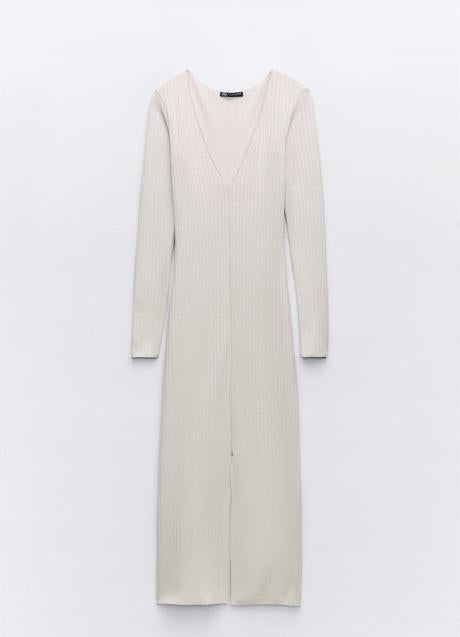 Vestido largo de canalé de Zara (22,99 euros)