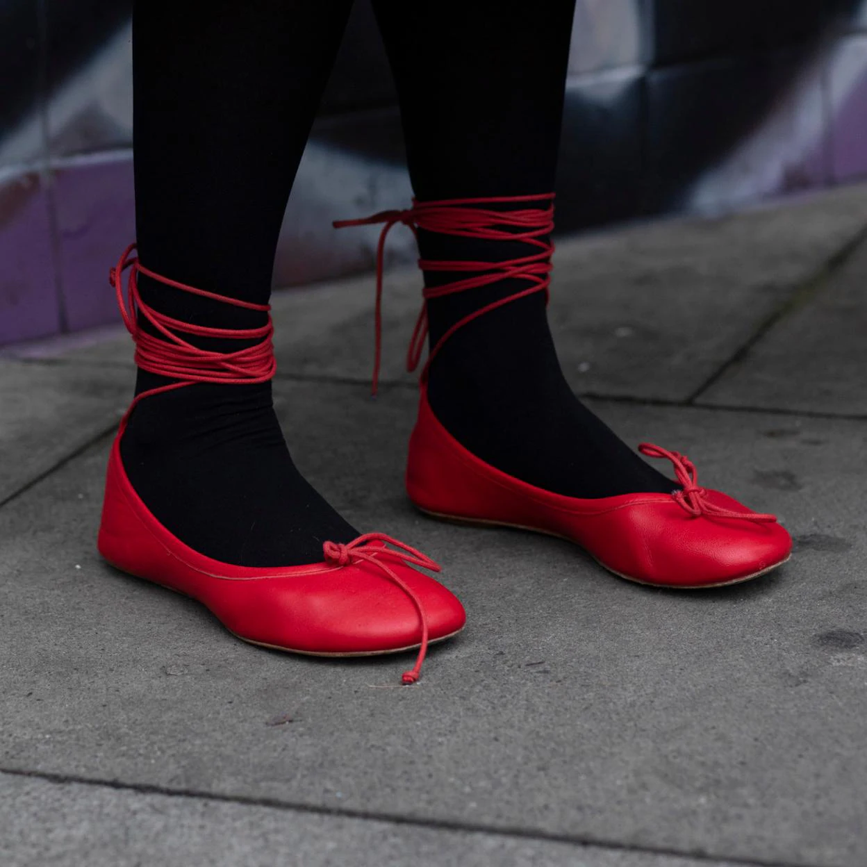 Bailarinas con cordones: todos los diseños para llevar con medias en  invierno