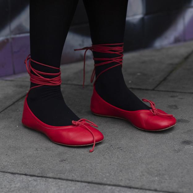 Las bailarinas con cordones más bonitas que puedes llevar con medias en invierno