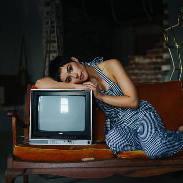 Mujer con televisión