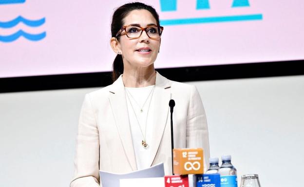 Mary Donaldson en misión de trabajo y con traje blanco en junio 2021, durante una conferencia a la industria danesa acerca de los Objetivos de Desarrollo Sostenible Naciones Unidas. 