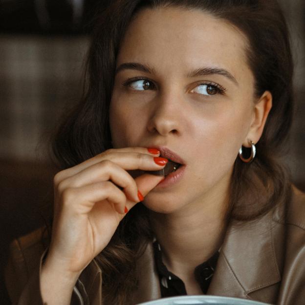 Mujer comiendo chocolate