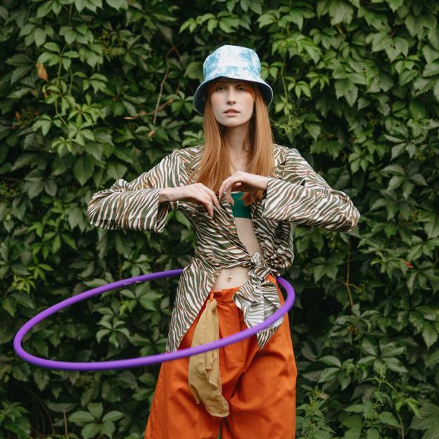 Hula hoop, el ejercicio más divertido para perder peso y quemar calorías que puedes hacer en casa y en compañía