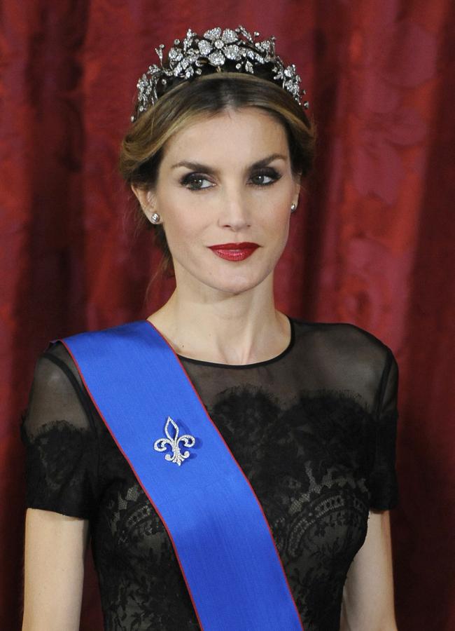 Letizia vestida de Carolina Herrera y con la diadema floral. / GTRES