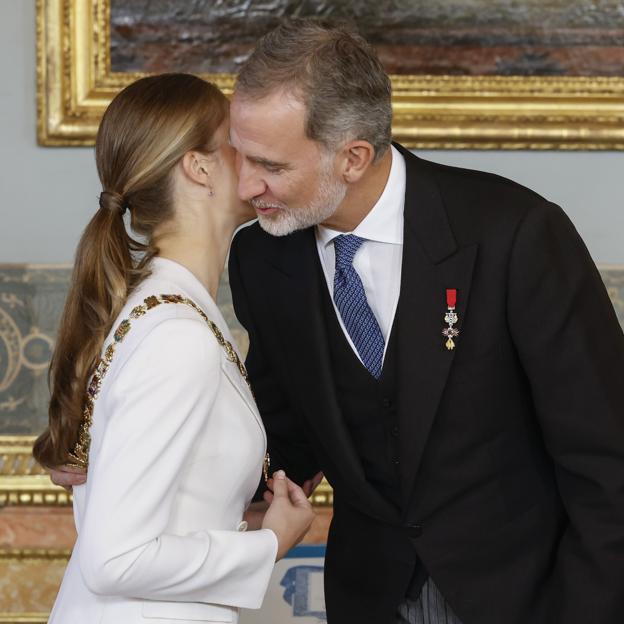 El rey Felipe besa a su hija, la princesa Leonor tras imponerle el Collar de Carlos III. 