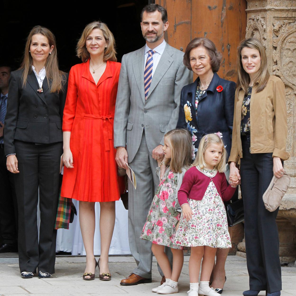 La infanta Elena y Cristina junto a los actuales reyes con sus hijas, Leonor y Sofía, además de la reina emérita. /GTRES