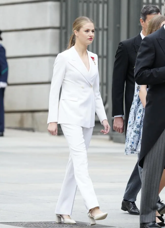La princesa Leonor con un traje blanco. / LIMITED PICTURES
