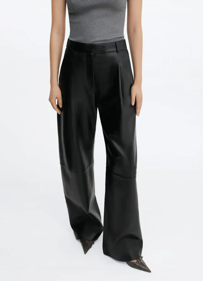 Este pantalón efecto cuero de H&M cuesta 30 euros y hace verdadero tipazo