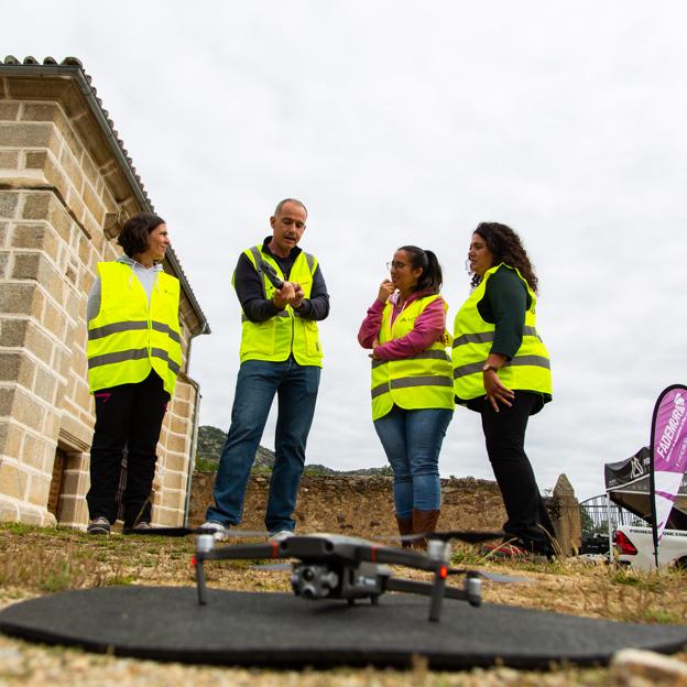 Curso de pilotaje de drones de Fademur dentro del proyecto Llave Allen por la Igualdad de IKEA.