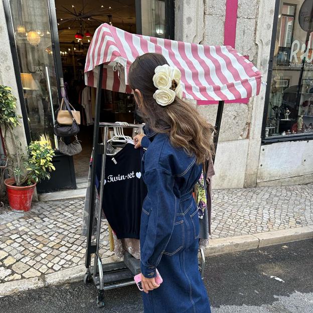 Una mujer con recogido con pinza flor.