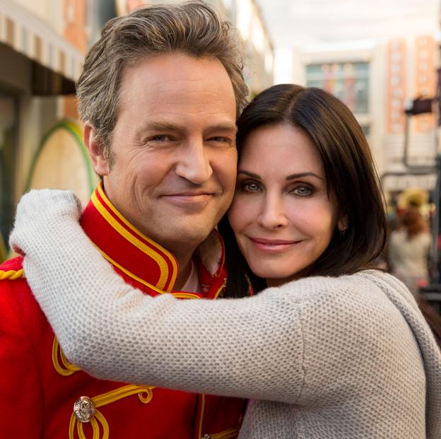 Matthew Perry, junto a su compañera en Friends, Courteney Cox. 