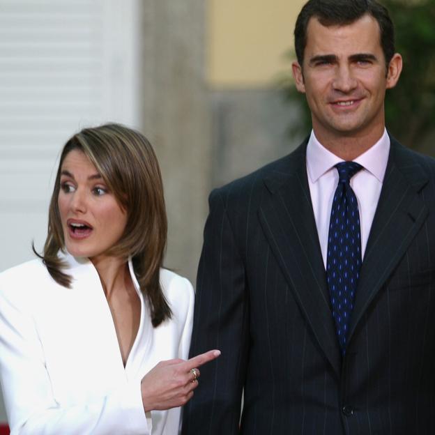 La expresividad de Letizia llamó muchísimo la atención en el anuncio de su compromiso, hace 20 años. 