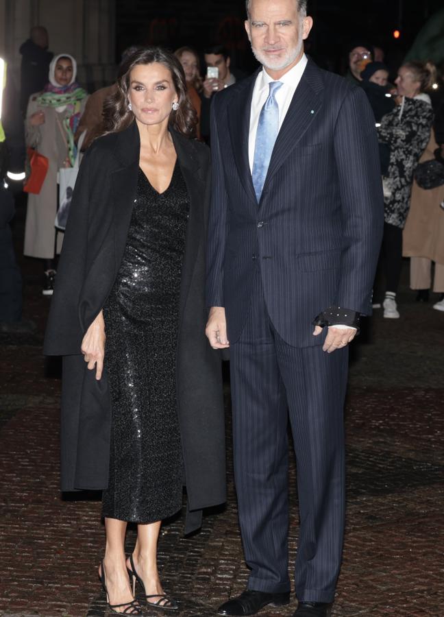 El rey Felipe VI y la reina Letizia con unvestido negro de lentejuelas. / GTRES