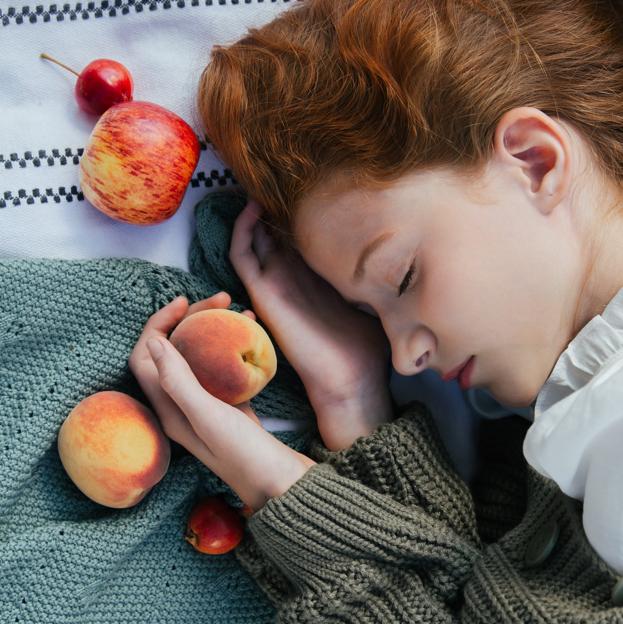 Mujer con frutas