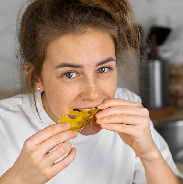 Mujer comiendo piña