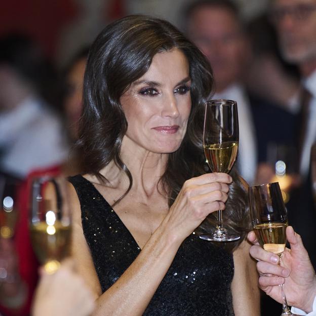 La sonrisa de circunstancias de la reina Letizia durante la cena en honor de la familia real danesa, un evento ensombrecido por la publicación de unas fotos del príncipe Federico con Genoveva Casanova. 