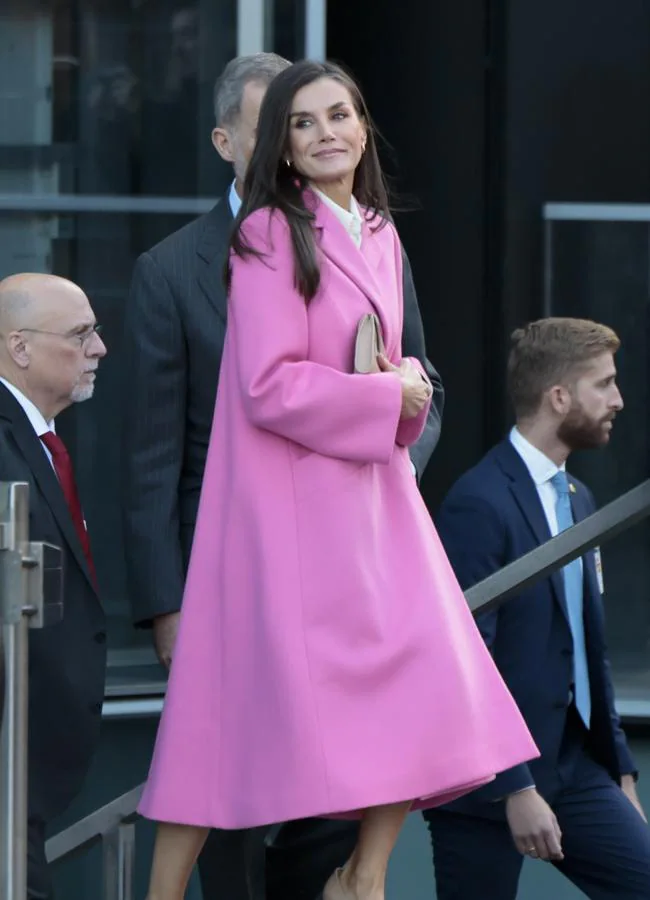 La reina Letizia con abrigo de color rosa de Carolina Herrera. Foto: Gtres.