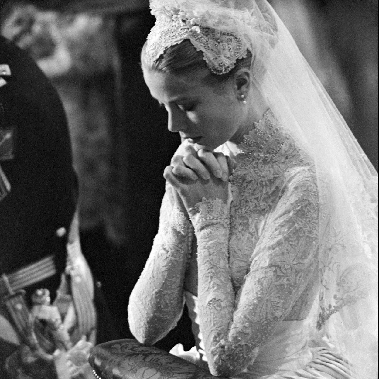 Grace Kelly rezando el día de su boda. / GETTY images