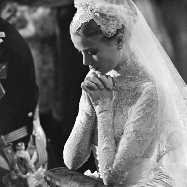 Grace Kelly rezando el día de su boda. 