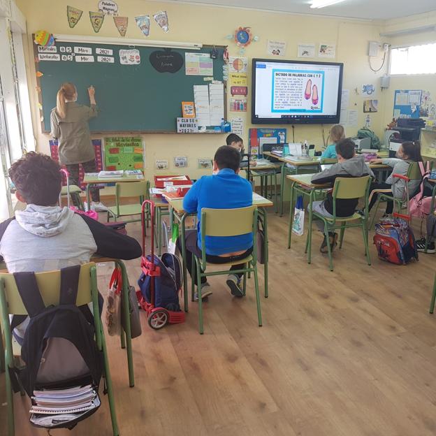 La escuela de Driebes, en la que están escolarizados este curso 19 alumnos, pertenece a la red Escuelas Conectadas, una iniciativa de red.es para dotar a los centros educativos españoles de banda ancha ultrarrápida. Hace seis años estuvo a punto de cerrar porque no llegaba al ratio de alumnos exigido.