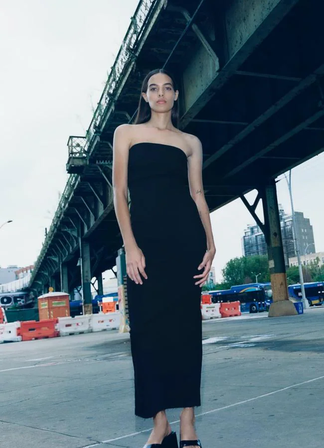 Vestido negro denim palabra de honor de Zara Woman Collection