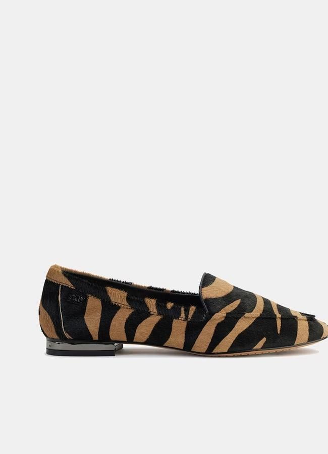 Mocasines estampados con animal print de DKNY, 135 euros.