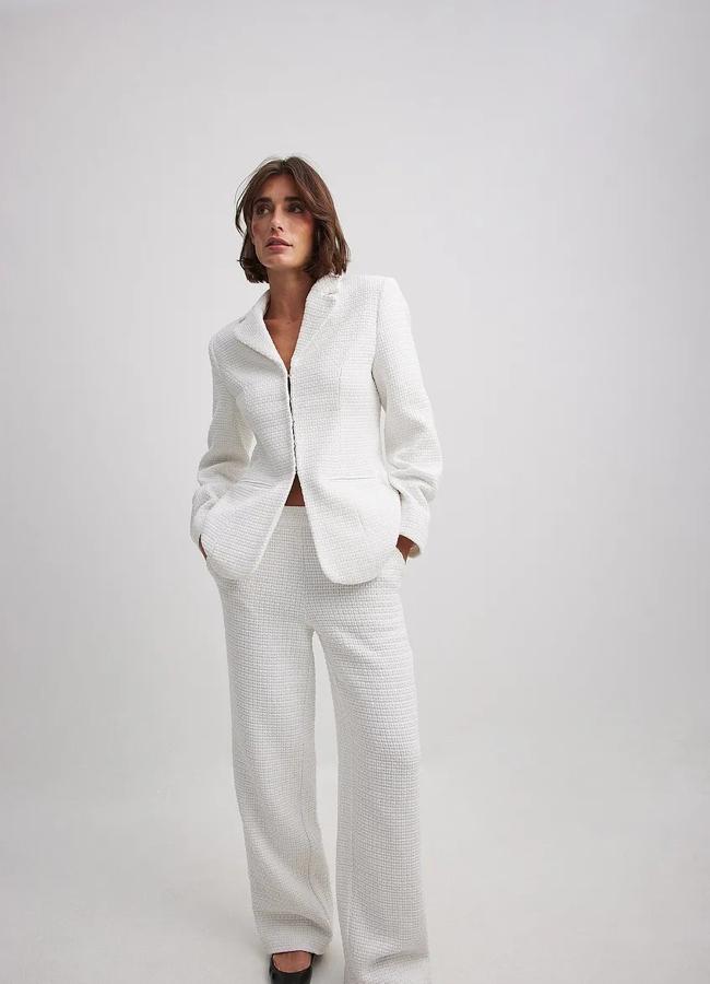 Traje de tweed blanco de NA-KD, chaqueta 74,95 euros y pantalón 49,95 euros.