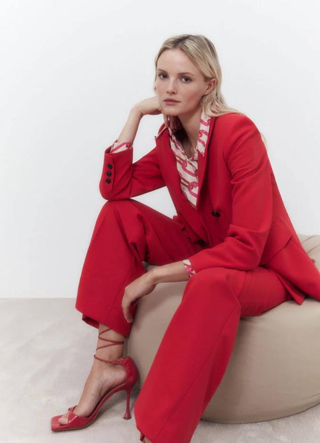 Traje rojo masculino