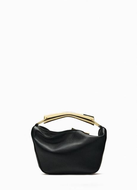 Bolso con asa metálica de Zara (29,99 euros)