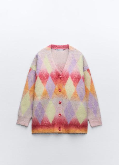 Chaqueta con estampado de rombos de Zara (35,99 euros)