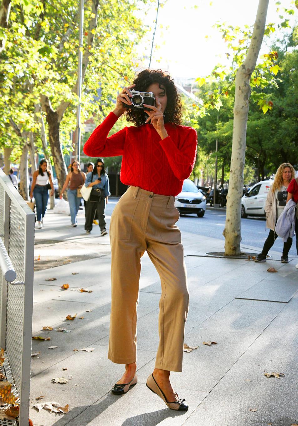 Las infinitas combinaciones de un jersey rojo, el color estrella de la temporada