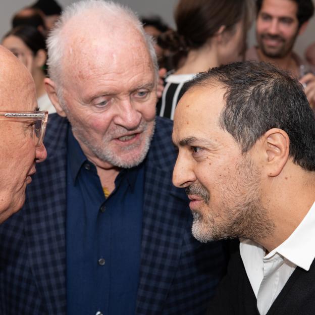 Sami Hayek, charlando con Anthony Hopkins y otro de los asistentes. 