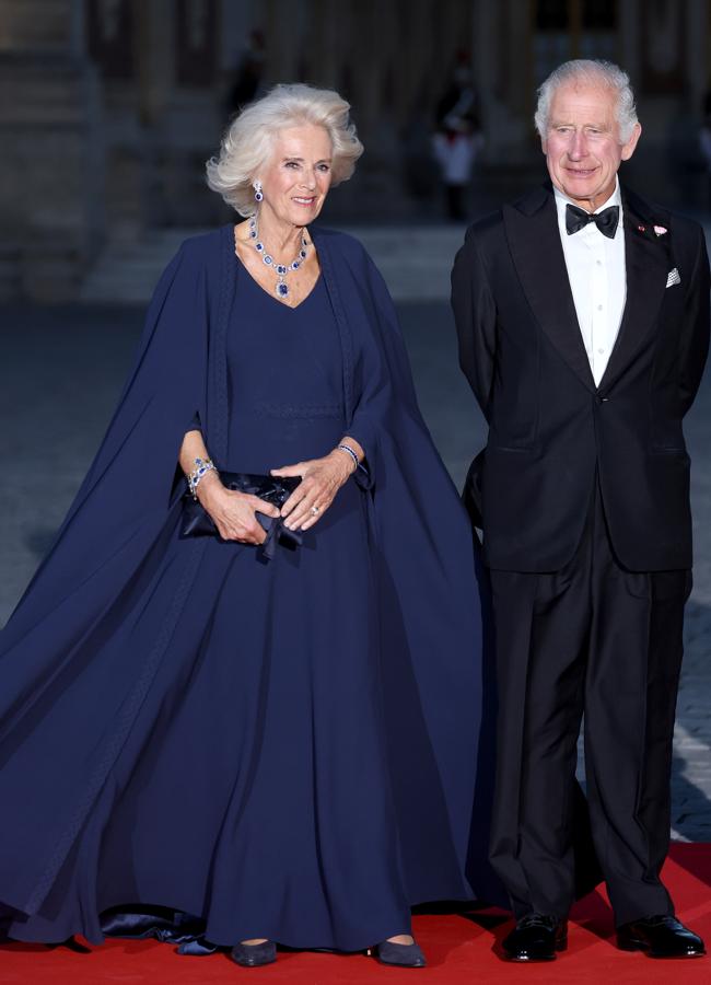 La reina Camilla y Carlos de Inglaterra en la reciente cena de gala en Versalles. / GETTY IMAGES