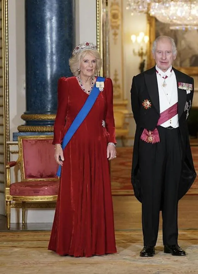 La imponente tiara de rubíes que la reina Camilla estrenó en la cena de gala en honor al presidente de Corea del Sur, en Buckingham Palace. (FOTO: D.R.)