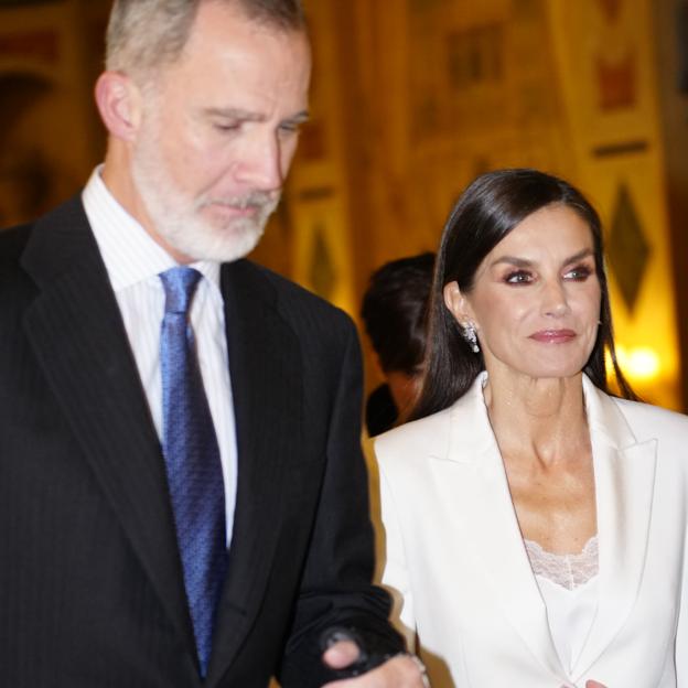 La reina Letizia imita a la princesa Leonor con su look del Premio Francisco Cerecedo: el significado del traje blanco que ha llevado