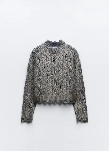 Jersey con ochos en color gris metalizado de Zara (29,99 euros)