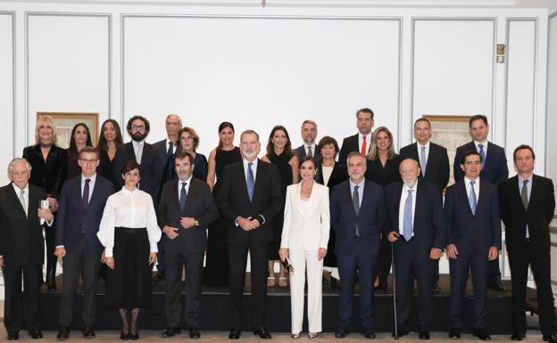 Foto de familia con el jurado de los Premios de Periodismo Francisco Cerecedo, el ganador, Carlos Alsina, y los reyes. 