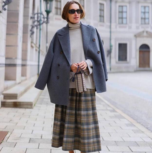 Las faldas de cuadros elegantes que dominan el street style este invierno