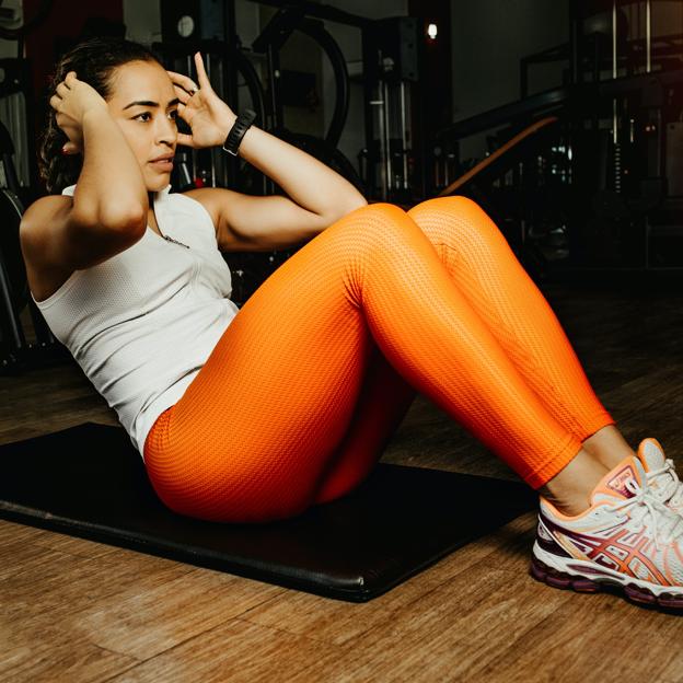 Mujer haciendo abdominales. /