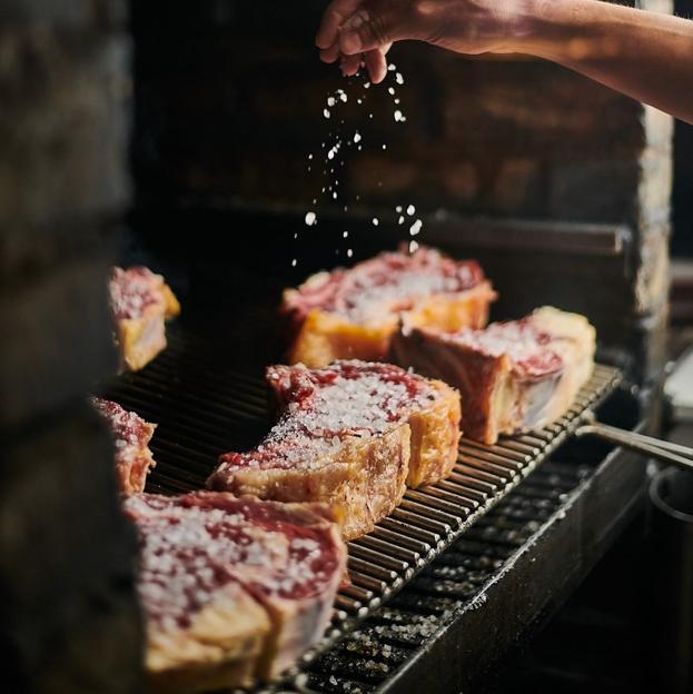 Los chuletones de Casa Julián de Tolosa en la parrilla de ladrillo.