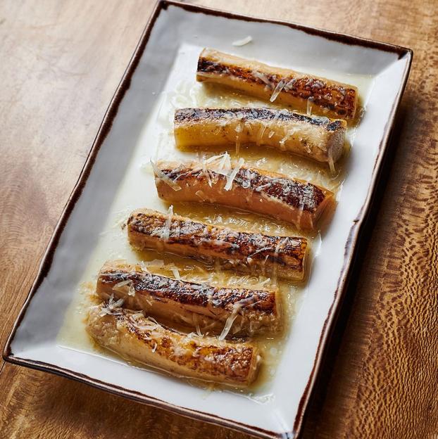 Los exquisitos puerros a la brasa de Casa Julián de Tolosa, que pasan por plancha, horno y parrilla antes de llegar a la mesa. 