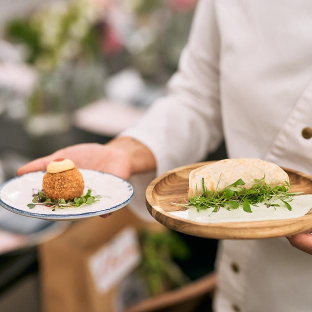 El croquetón de cordero con vinagreta de hierbas y tofunesa y la coca dacsa de guiso de cordero, yogur y ensalada de hierbas, las tapas ideadas por Begoña Rodrigo.