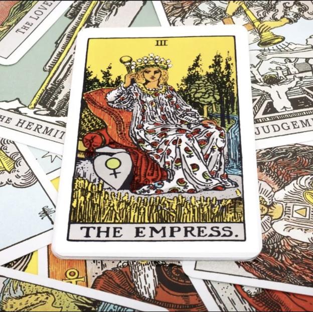 Energía positivia y plenitud en el amor gracias a la regencia de la Emperatriz en las cartas del Tarot de esta semana